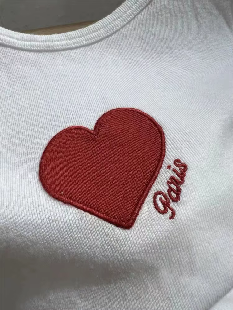 T-shirts brodés cœur rouge pour femmes