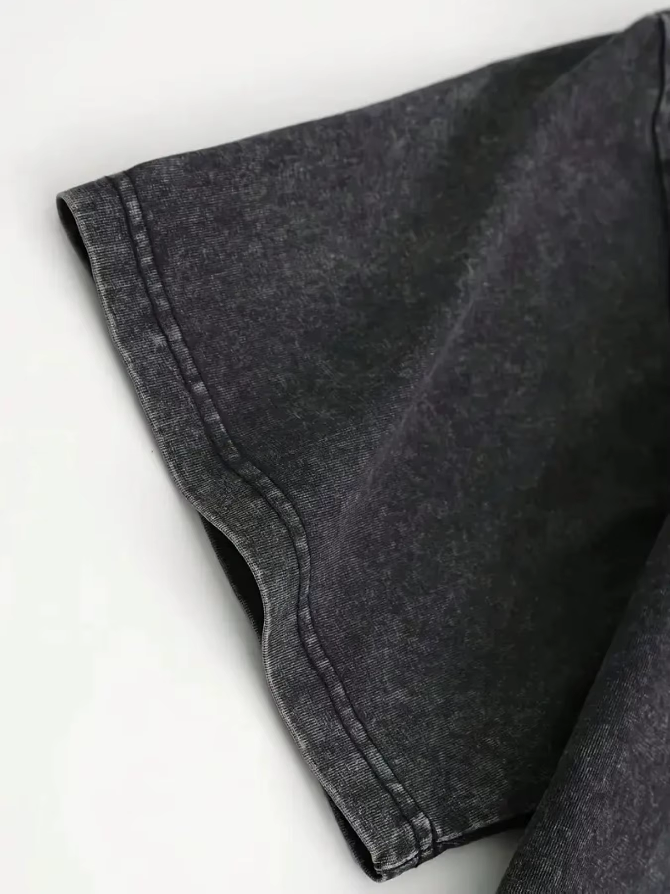 T-shirt rétro délavé à motif de poupée bouclée