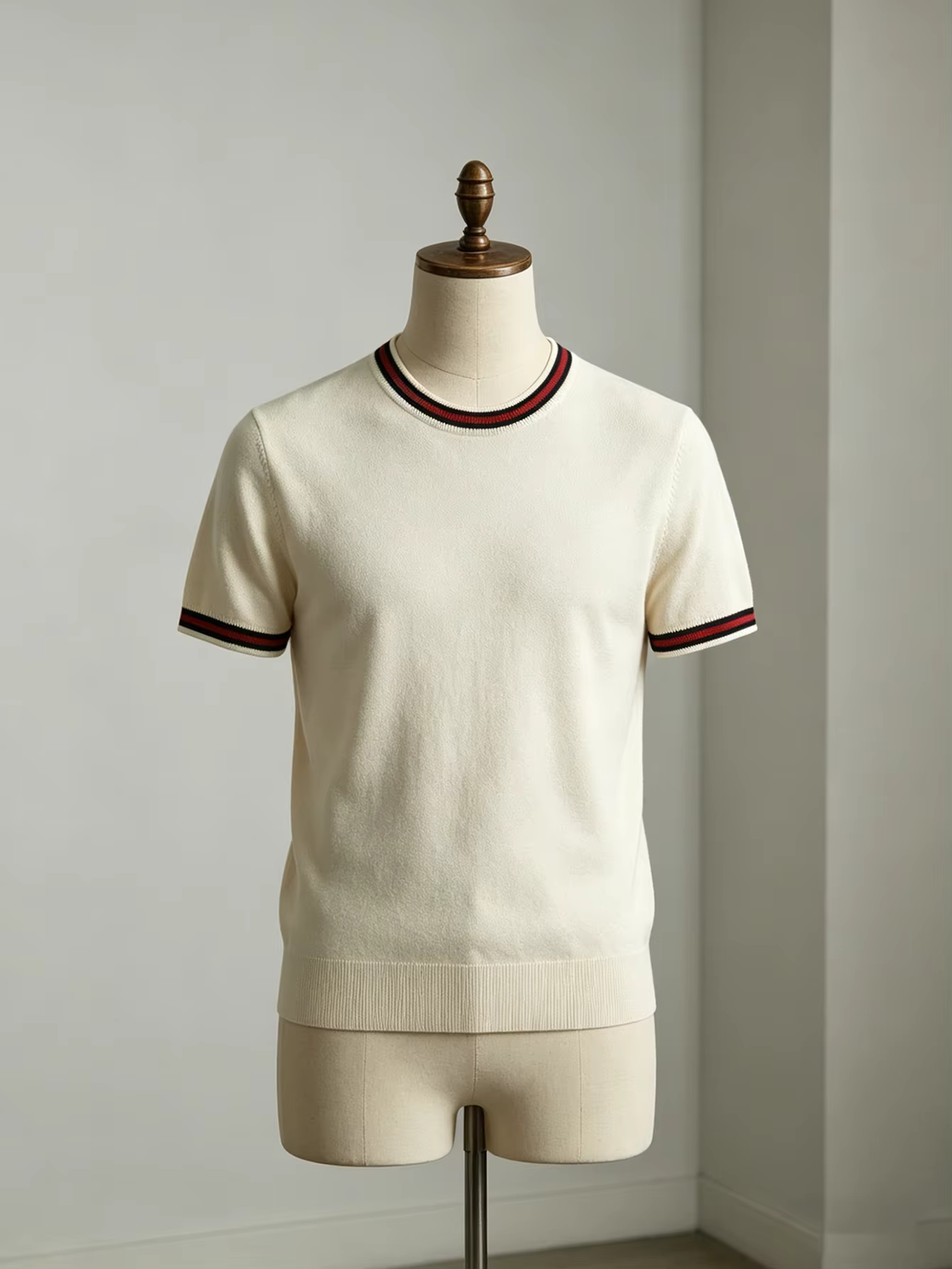 La chemise en tricot à manches courtes de couleur blanc clair convient à porter avec un pantalon