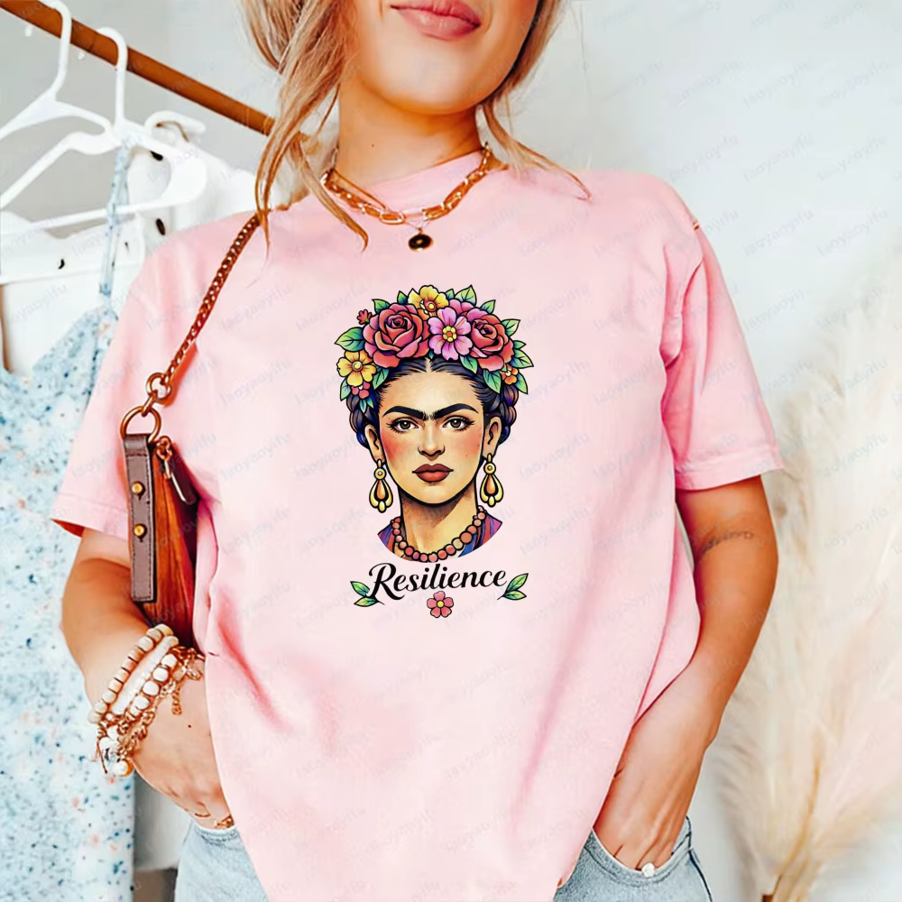 T-shirt graphique vintage Frida Kahlo avec motif floral sur la tête