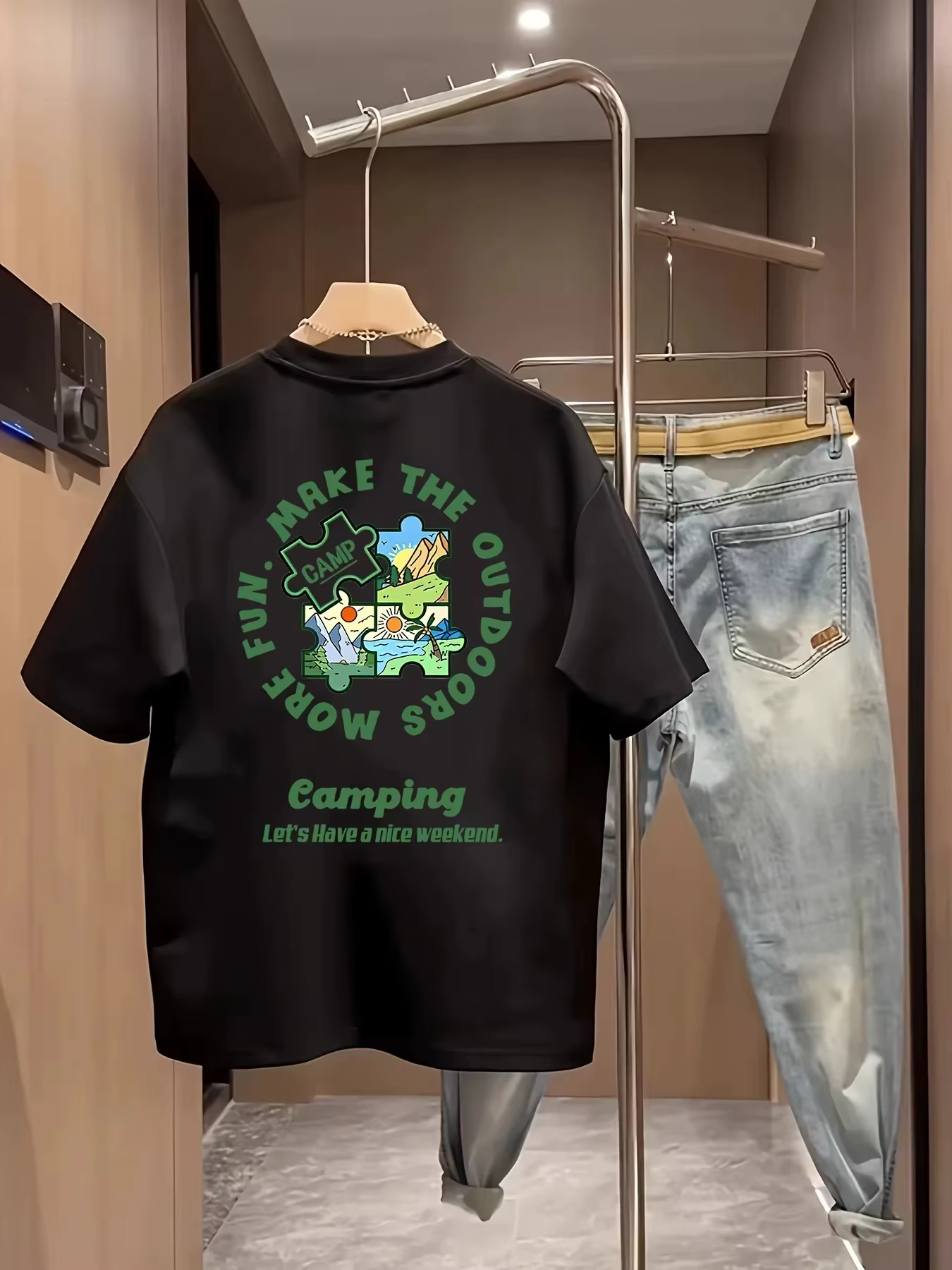 T-shirt unisexe décontracté à manches courtes en coton doux avec imprimé puzzle paysage de camping en plein air et lettres vertes