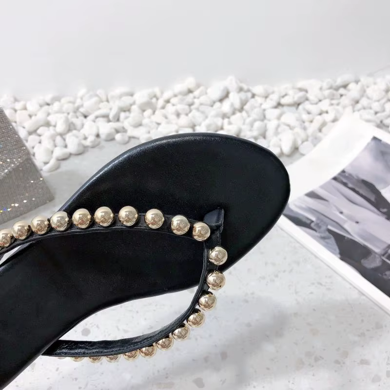 Nouvelles tongs plates tendance été 2026 pour femmes, idéales pour l'extérieur, avec semelles souples antidérapantes, parfaites pour la plage.