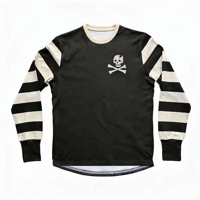 Ce t-shirt à manches rayées présente un motif rétro de crâne de pirate au centre