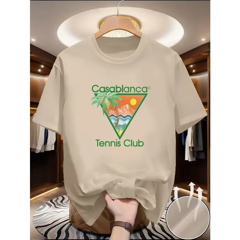 Ce t-shirt décontracté d'été présente un texte vert « Casablanca » et un motif triangulaire comprenant des éléments