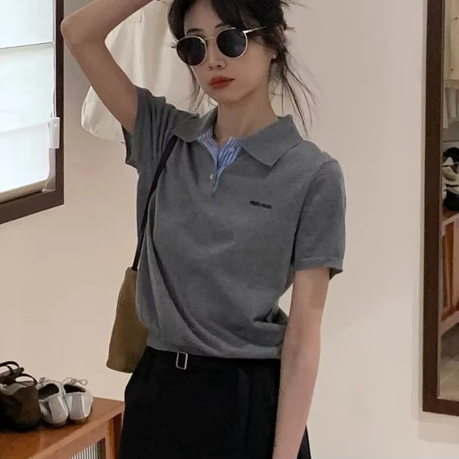 T-shirt gris à col polo tricoté à manches courtes pour femme