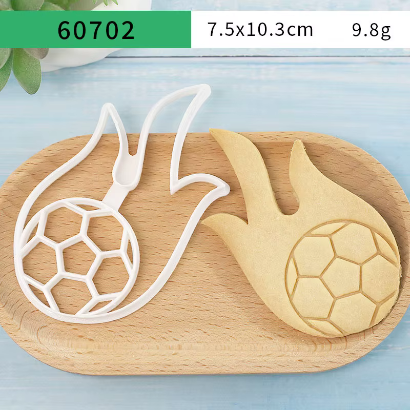 4 emporte-pièces en forme de ballon de football, moules à biscuits sur le thème du terrain de football et du trophée pour décorations de gâteaux d'anniversaire et de baby shower