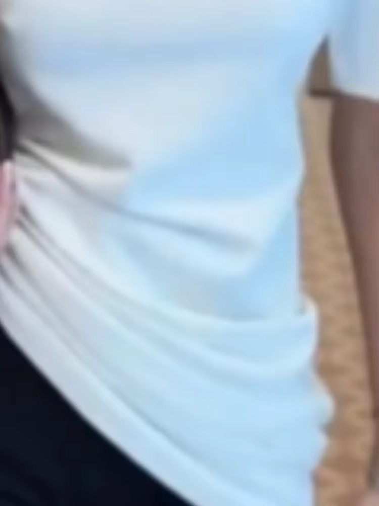 T-shirt blanc à col rond et ourlet irrégulier plissé pour femme