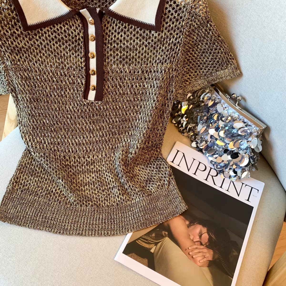Haut élégant en maille ajourée à manches courtes et col polo pour femme – Design