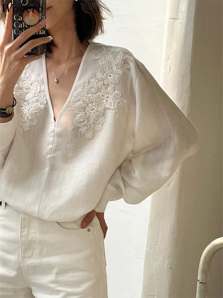 Chemise à broderies florales pour femmes 2026 Blusas Mujer De Moda Manches longues Col en V Blouses Chic Vintage coréen Hauts féminins