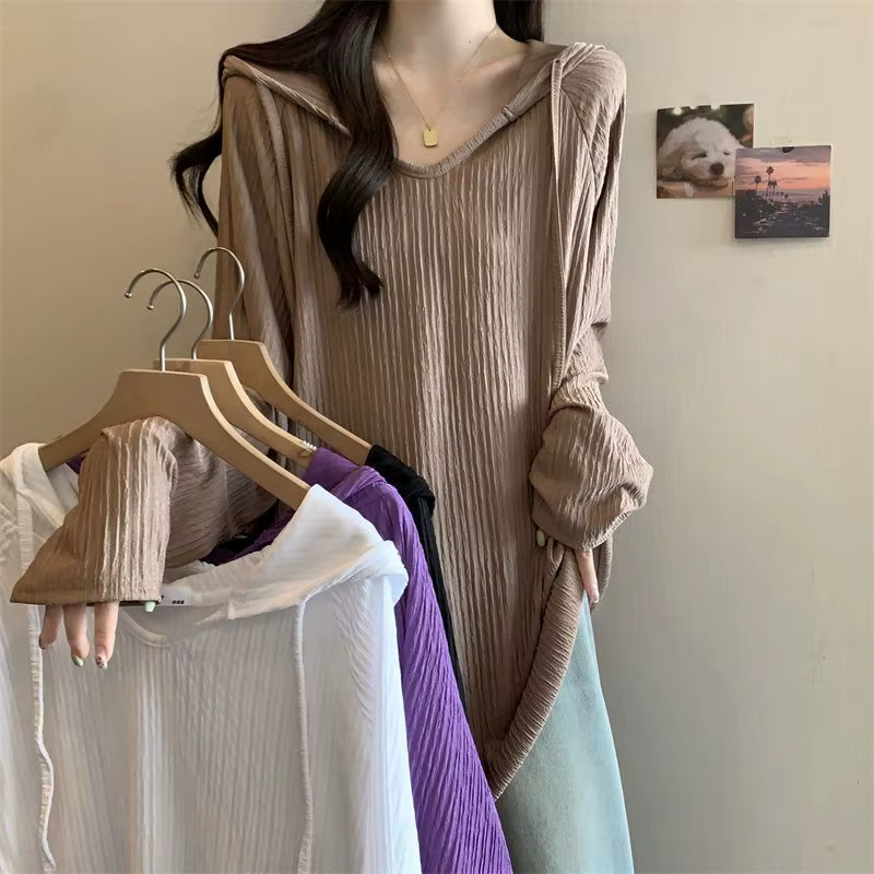 Le T-shirt à capuche et manches longues est un nouveau haut tendance ample et amincissant de style coréen pour les femmes au printemps et en automne