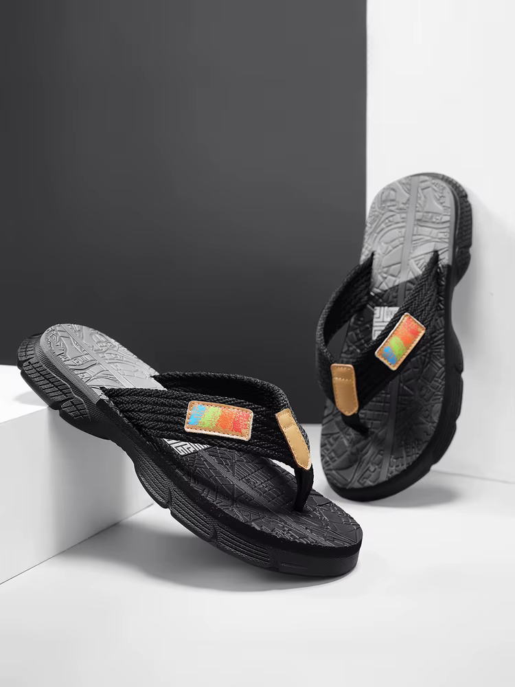 Tongs pour hommes, doté d'une tige tricotée avec une étiquette colorée, une semelle de deux couleurs, simple et élégante, dans un style décontracté