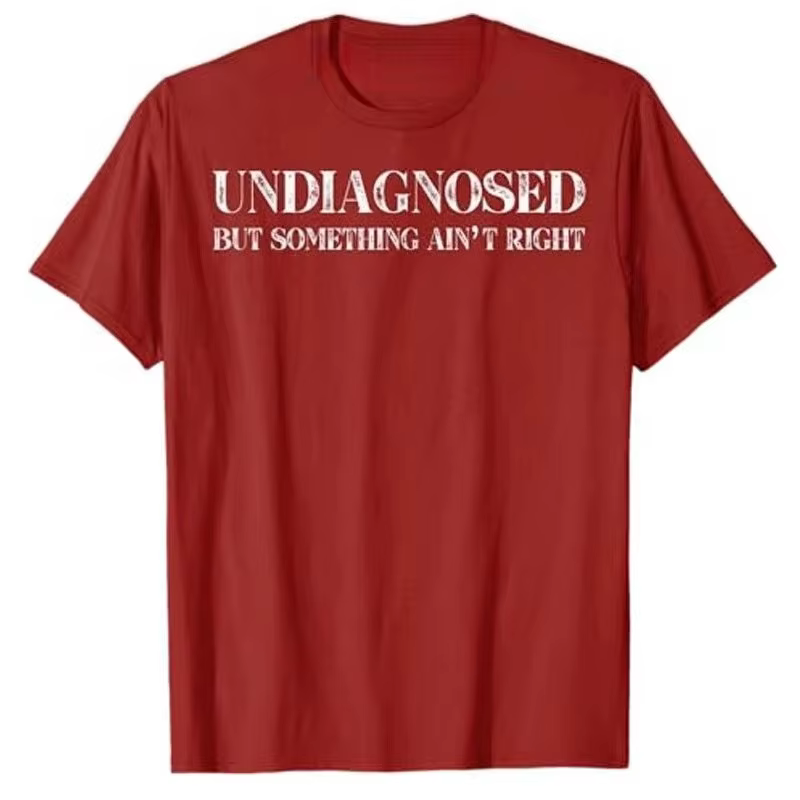 T-shirt humoristique « Undiagnosed But Something Ain't Right » avec lettres drôles imprimées