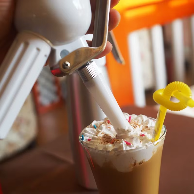 Distributeur de crème fouettée pour gâteau avec buse décorative