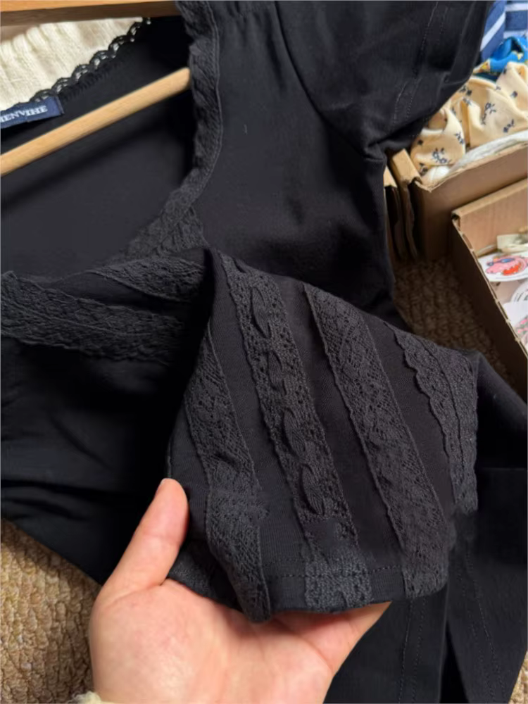 T-shirt noir à dentelle pour femme