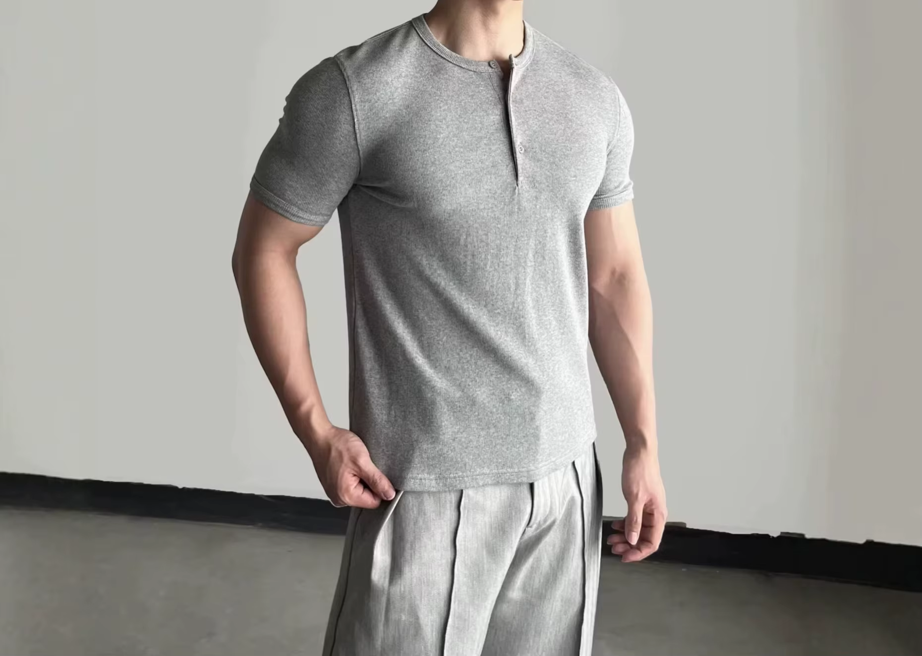 T-shirt Homme Rétro Américain Col Henry Couleur Unie Manches Courtes Coupe Élégante Été Haut de Gamme Épaule Droite Décontracté