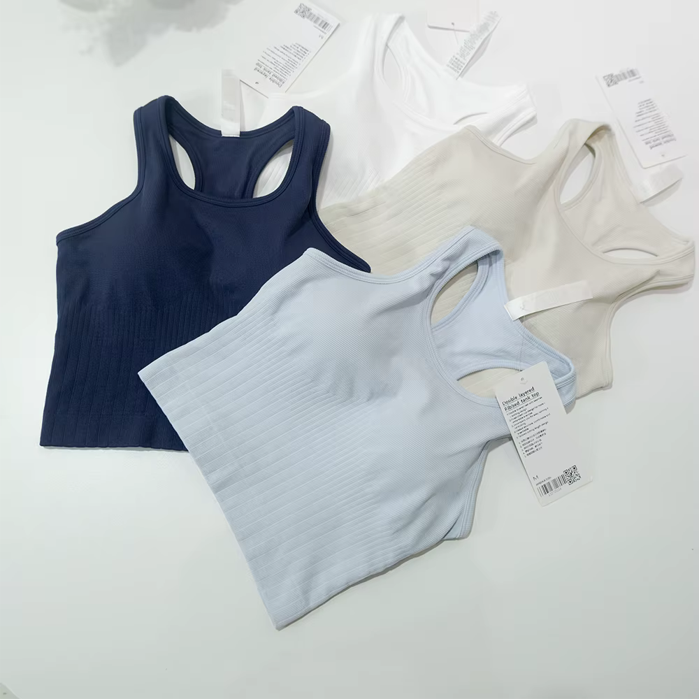 Débardeur court d'été en tricot sans couture avec coussinets de poitrine