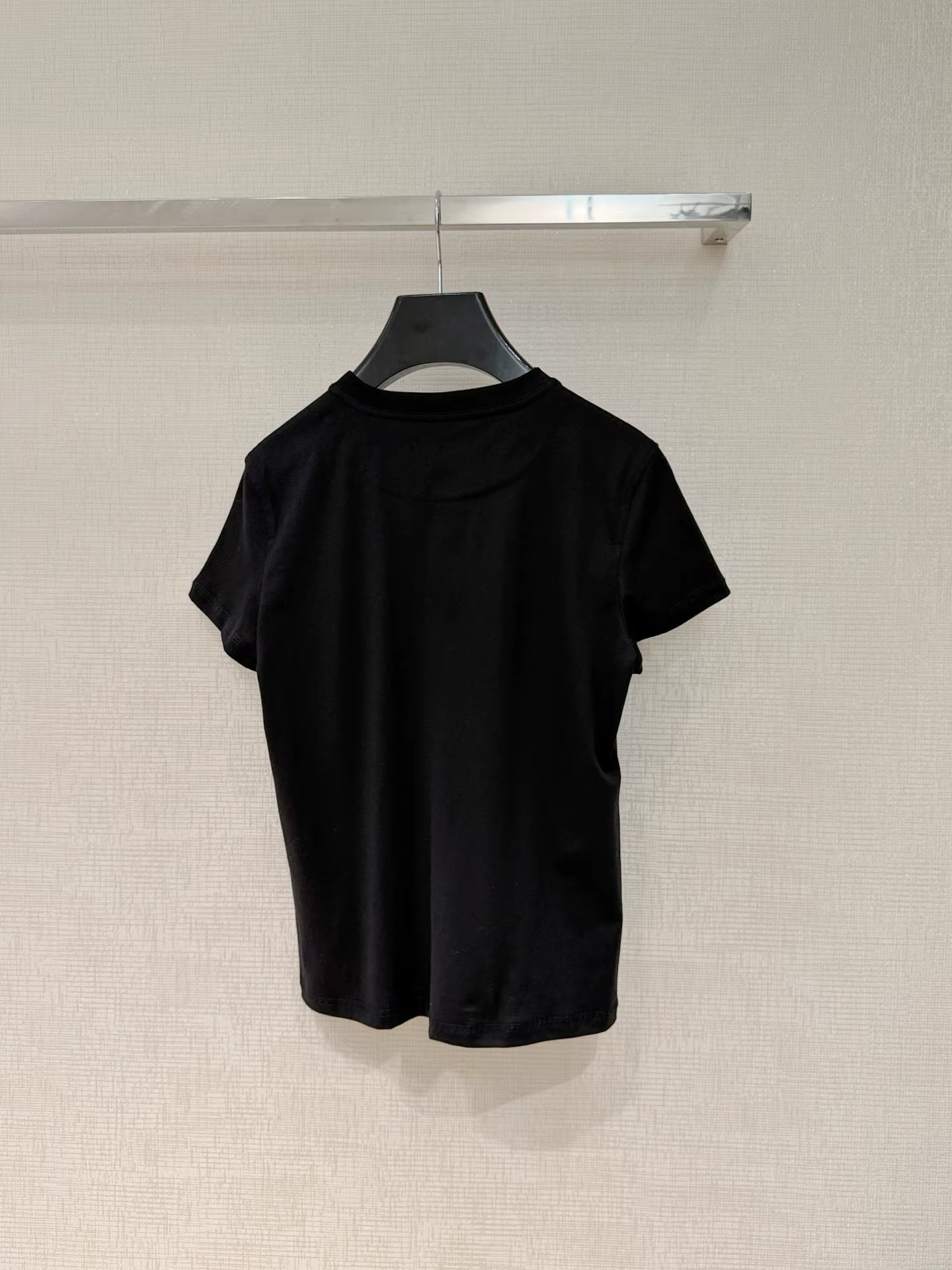 T-shirt Femme Haut de Gamme en Soie Brodé à Manches Courtes avec Poches – Collection Printemps/Été 2026 – Style Décontracté