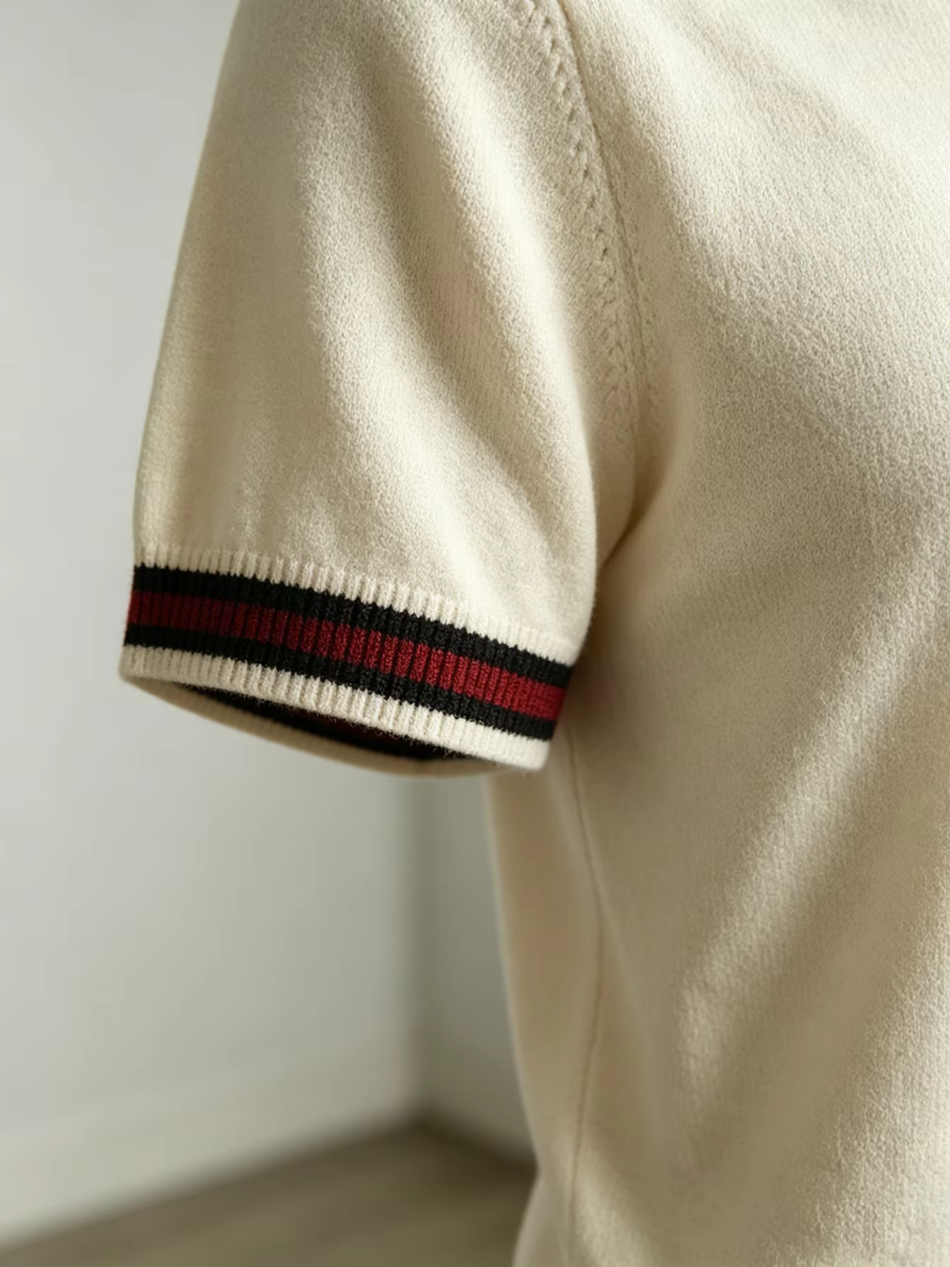 La chemise en tricot à manches courtes de couleur blanc clair convient à porter avec un pantalon