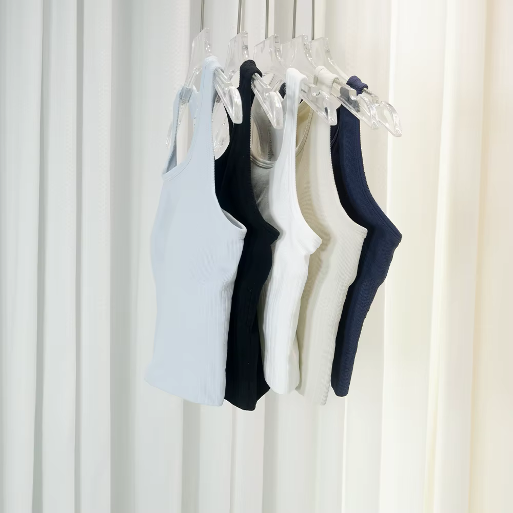 Débardeur court d'été en tricot sans couture avec coussinets de poitrine