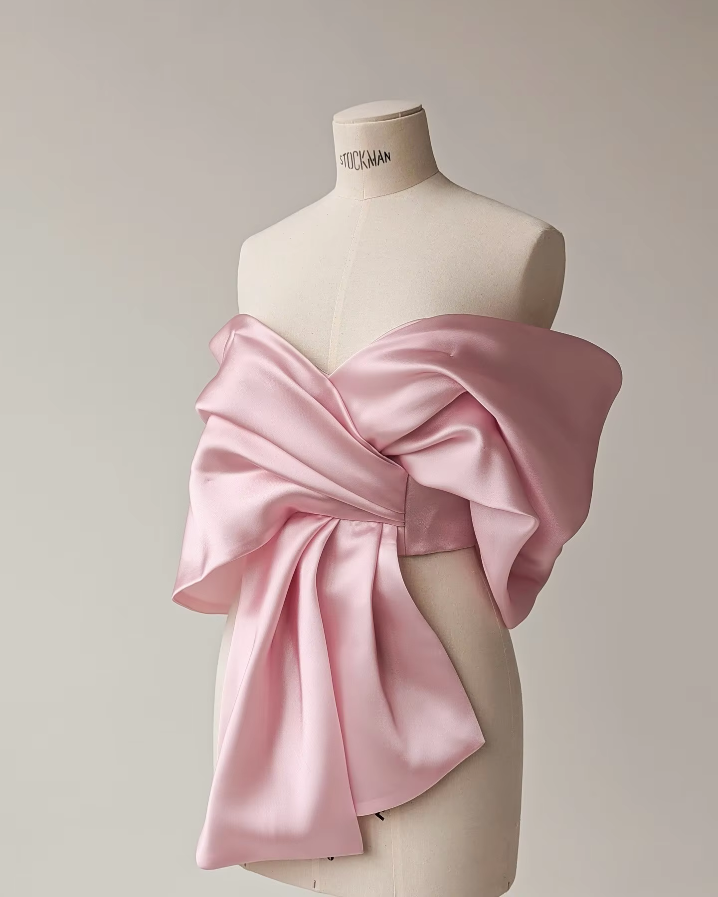 Haut court en satin rose clair avec mancherons pour femme