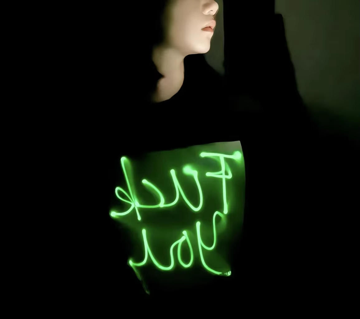 T-shirt interactif qui brille dans la nuit