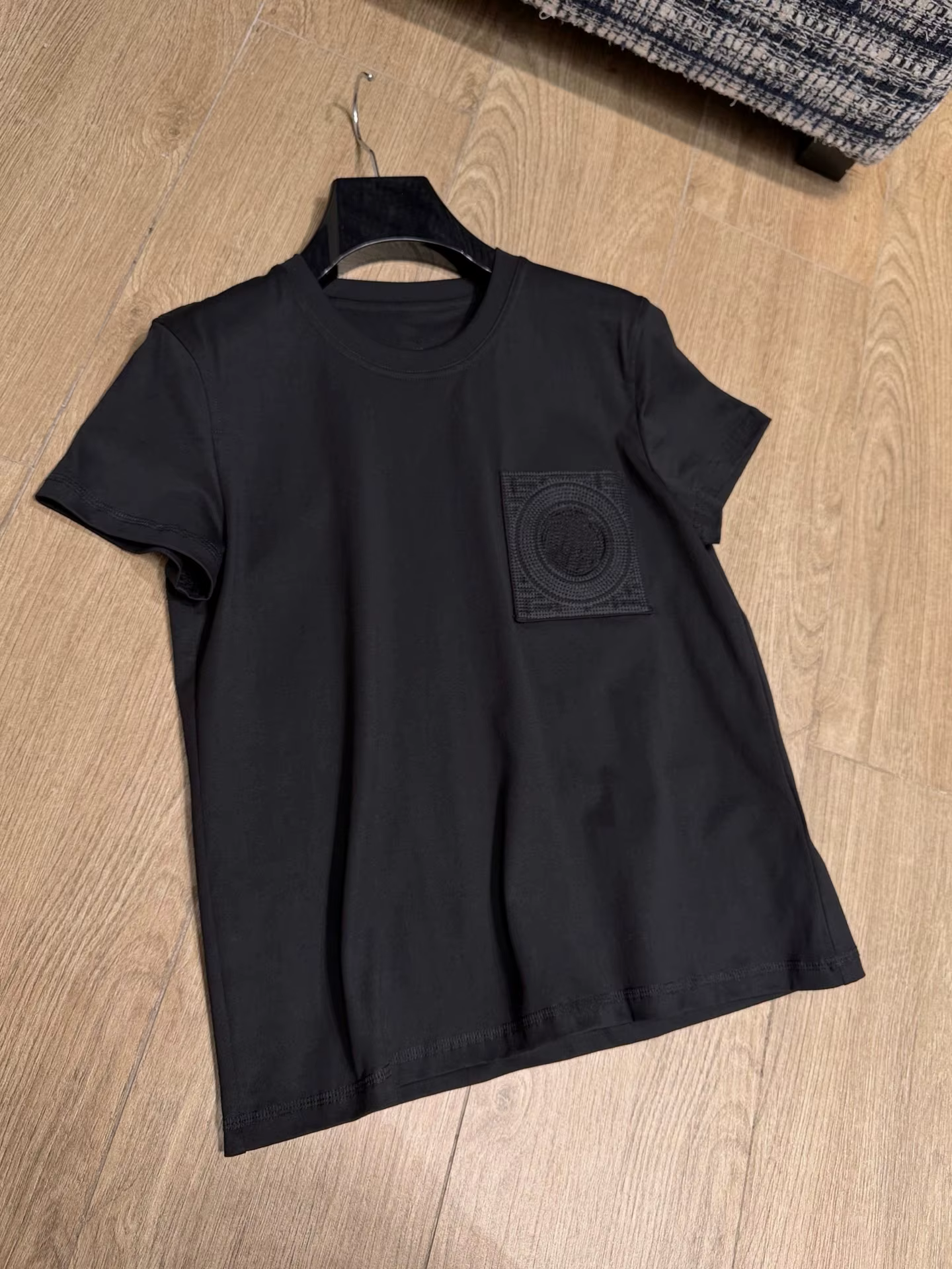 T-shirt Femme Haut de Gamme en Soie Brodé à Manches Courtes avec Poches – Collection Printemps/Été 2026 – Style Décontracté