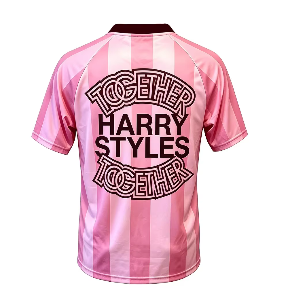 T-shirt de football rose inspiré de Harry Styles – Merchandise pour fans Amsterdam 2026 – Col en V unisexe respirant à manches courtes – Coupe ample