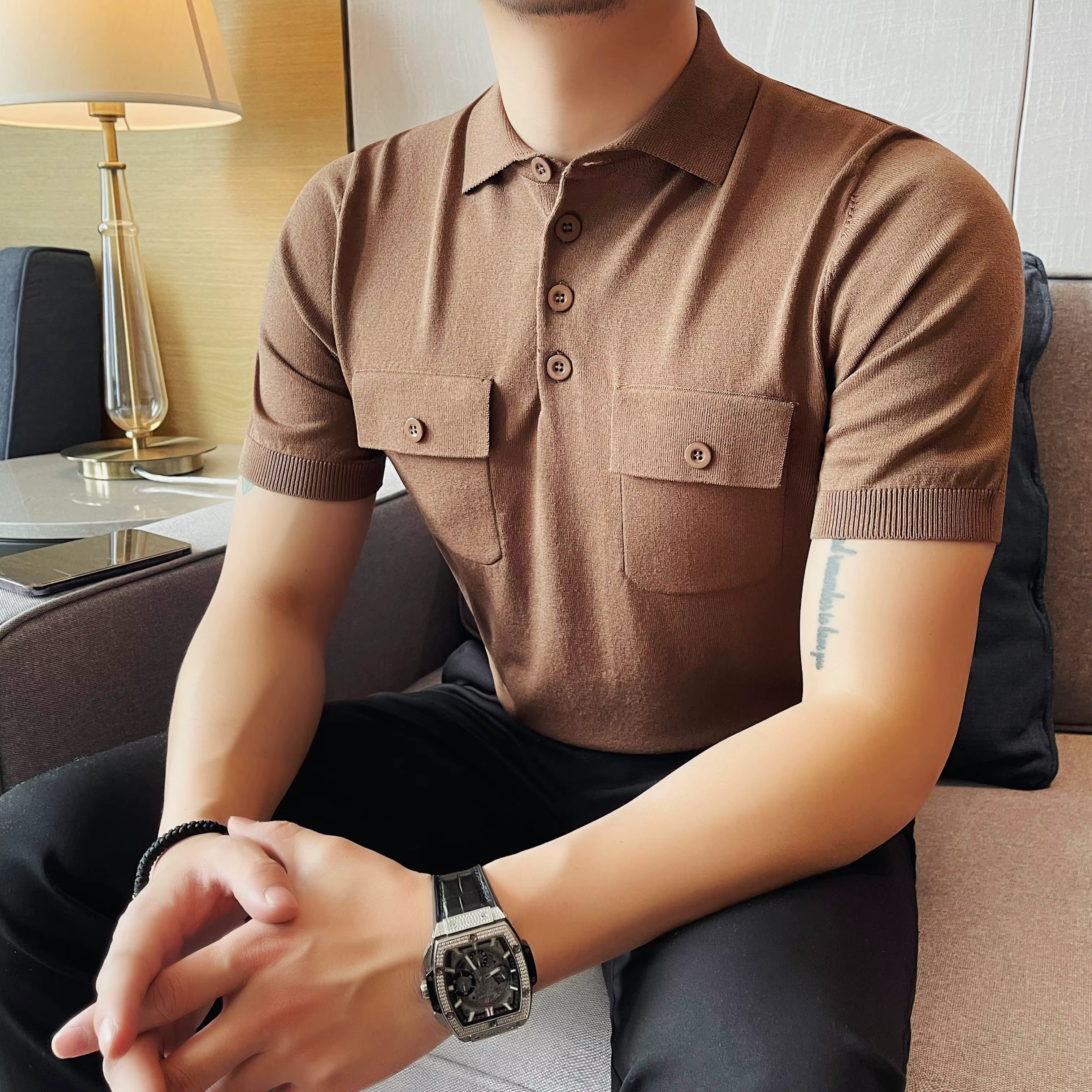 Polo t-shirt homme été mode Double poches conception à manches courtes hommes Polos chemises coupe ajustée décontracté glace soie tricot pulls