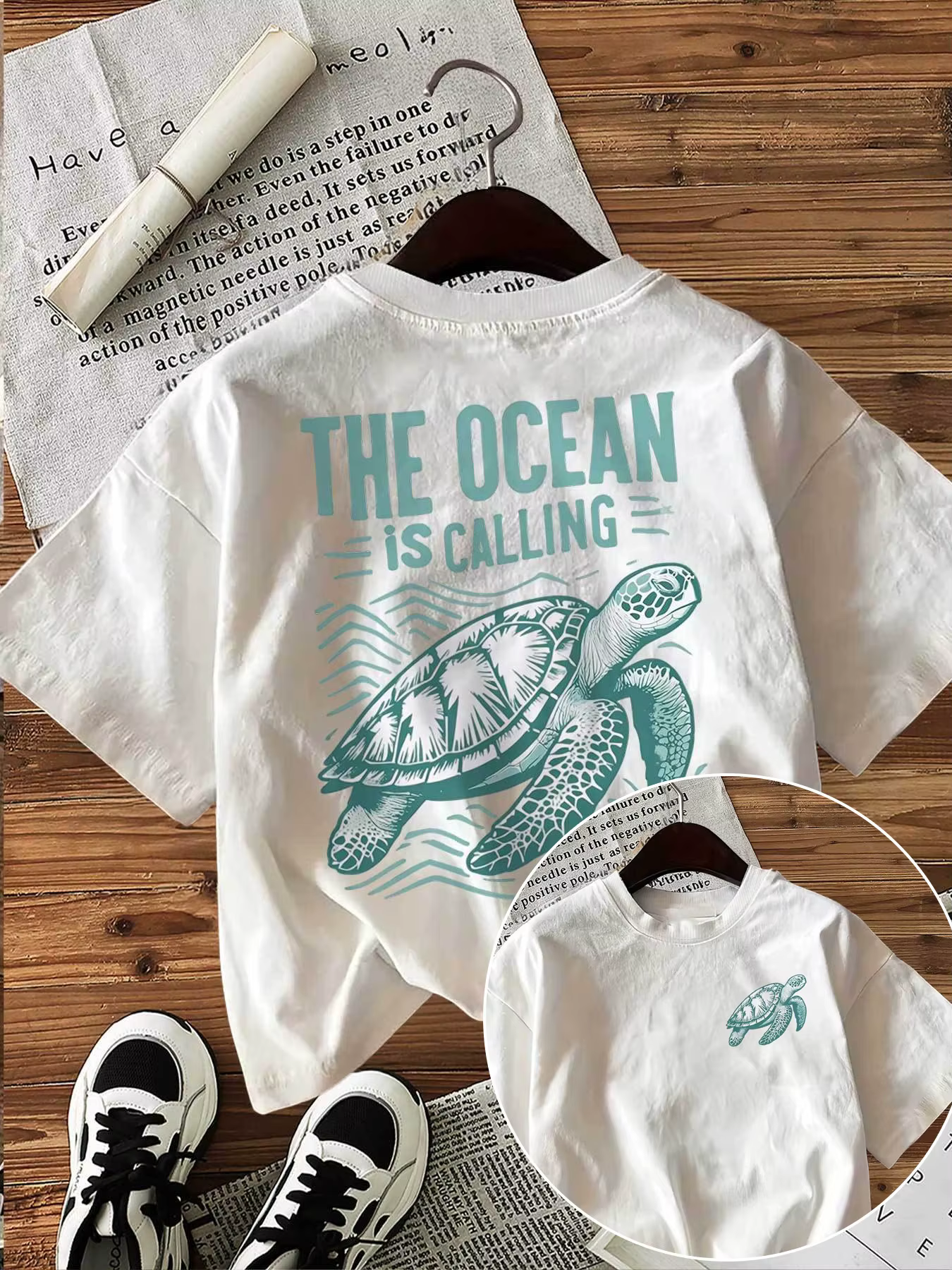T-shirt graphique « L'océan appelle » avec tortue marine