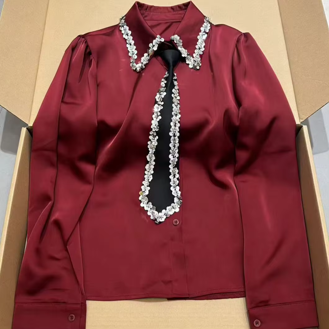 Chemisier blanc de luxe à sequins et cravate pour femme