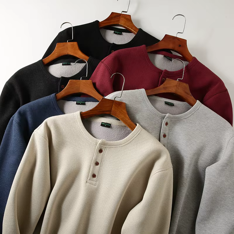 T-shirt en tricot gaufré à manches longues et col Henley pour hommes