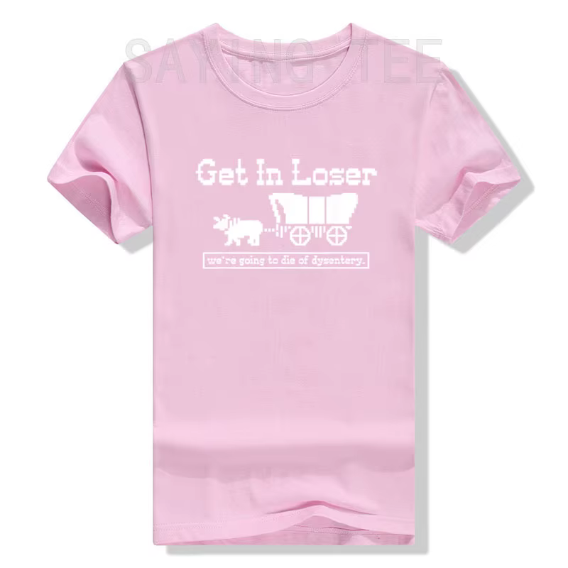 T-shirt humoristique « Get in Loser We're Going To Die of Dysentery » avec lettres drôles et dictons imprimés