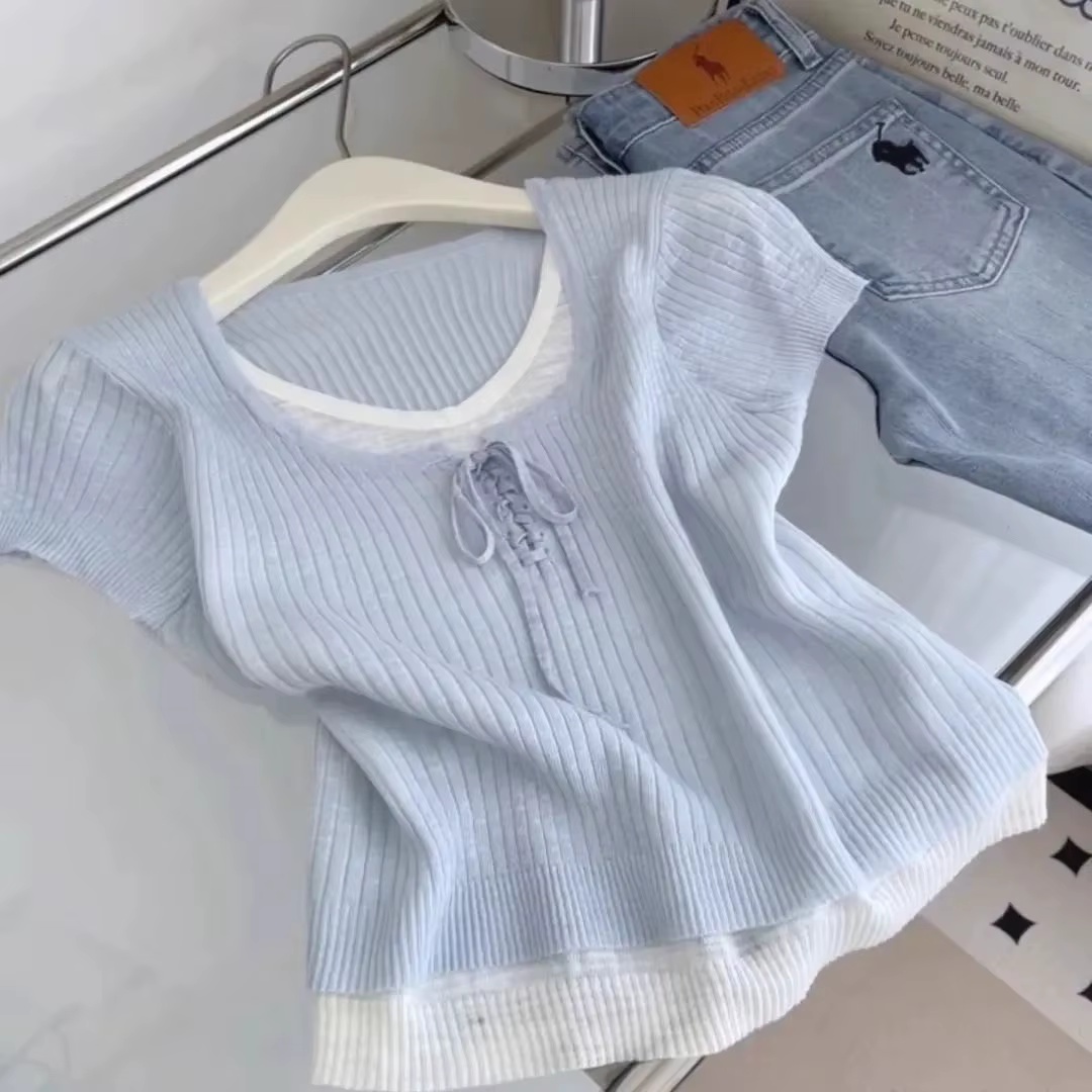 T-shirt en tricot violet avec détail lacé