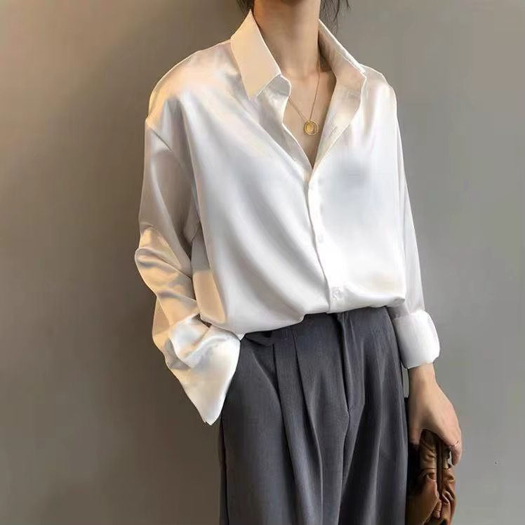 Une chemise blanche pour femme