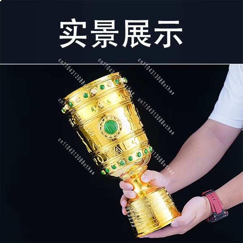 Les supporters du Bayern Munich et du Borussia Dortmund décorent le trophée de la Bundesliga et de la Coupe d'Allemagne.