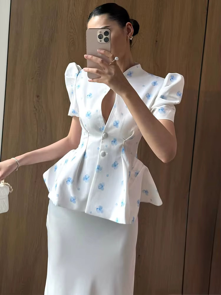 Blouse élégante à manches bouffantes florales et basque