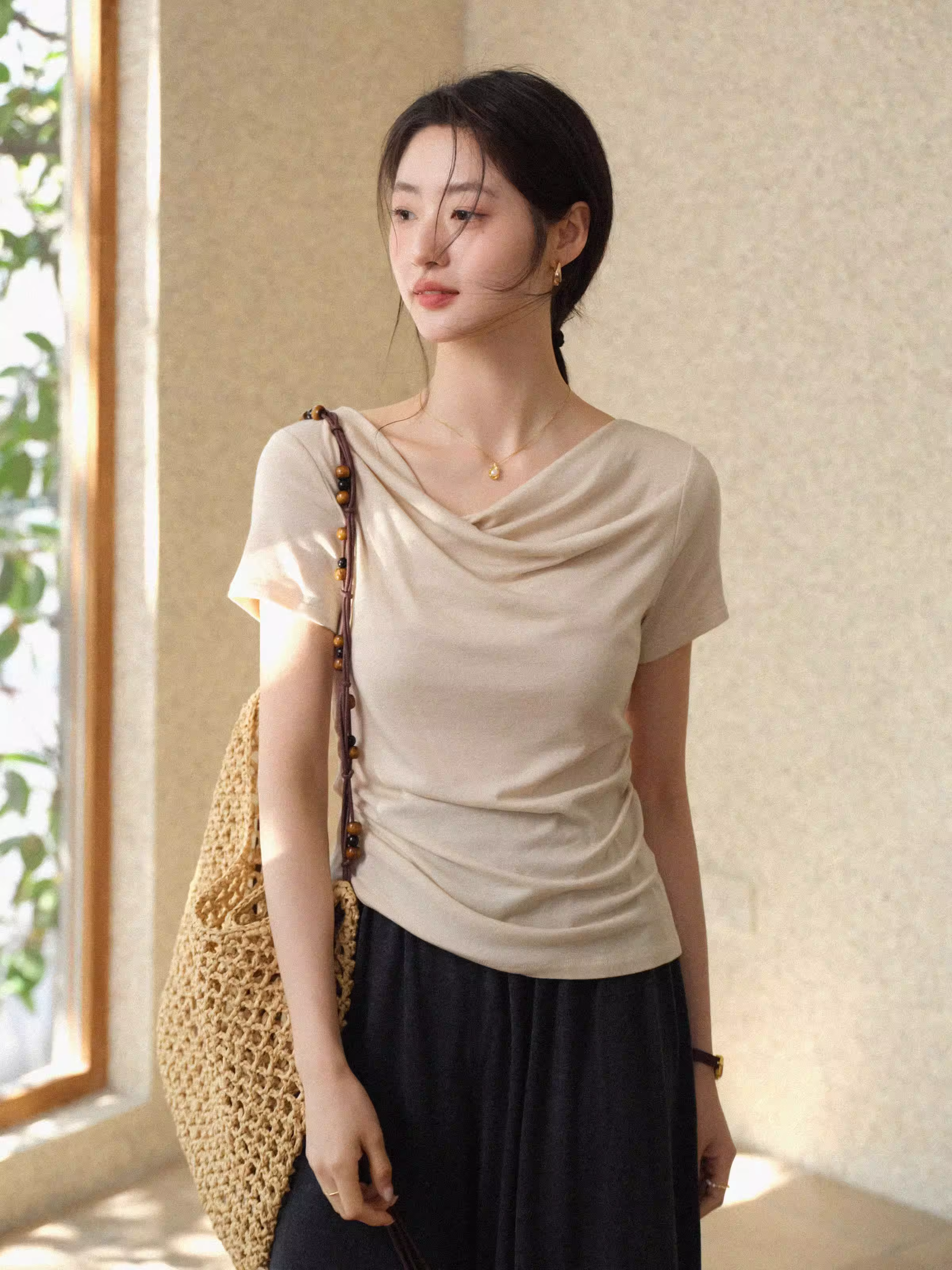 T-shirt drapé à col drapé pour femme