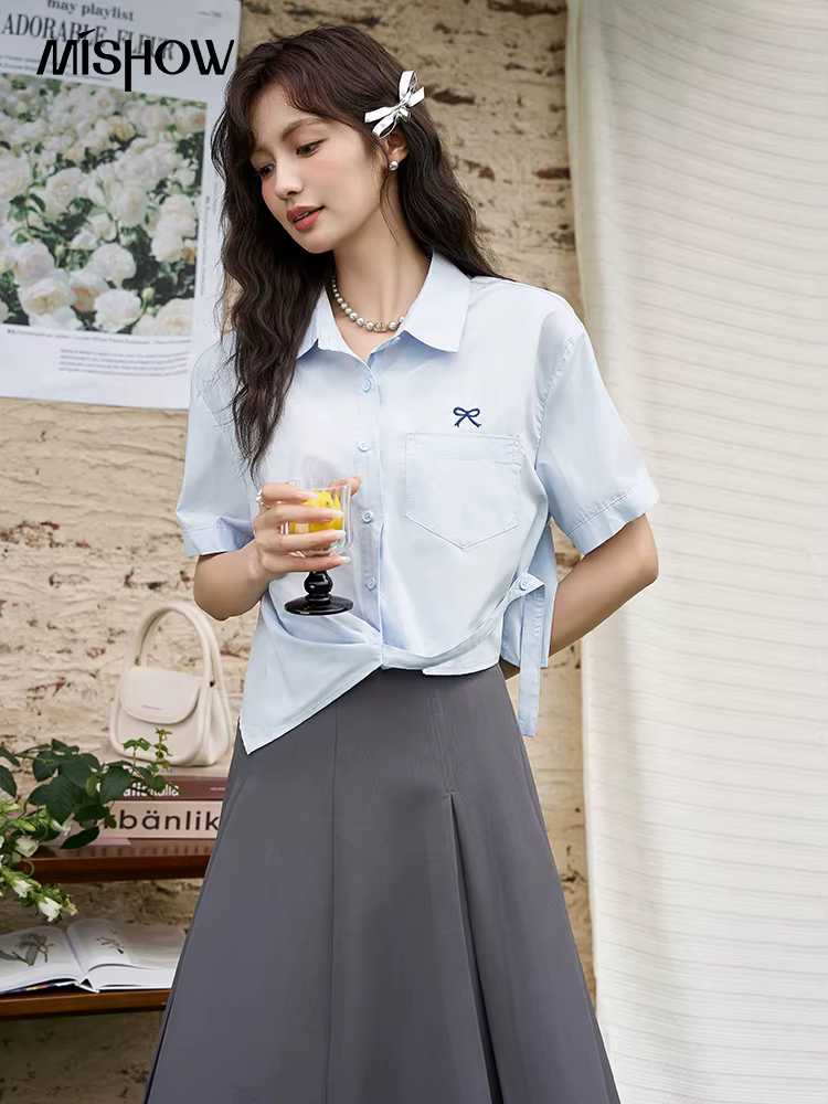 Chemise brodée avec nœud du même document