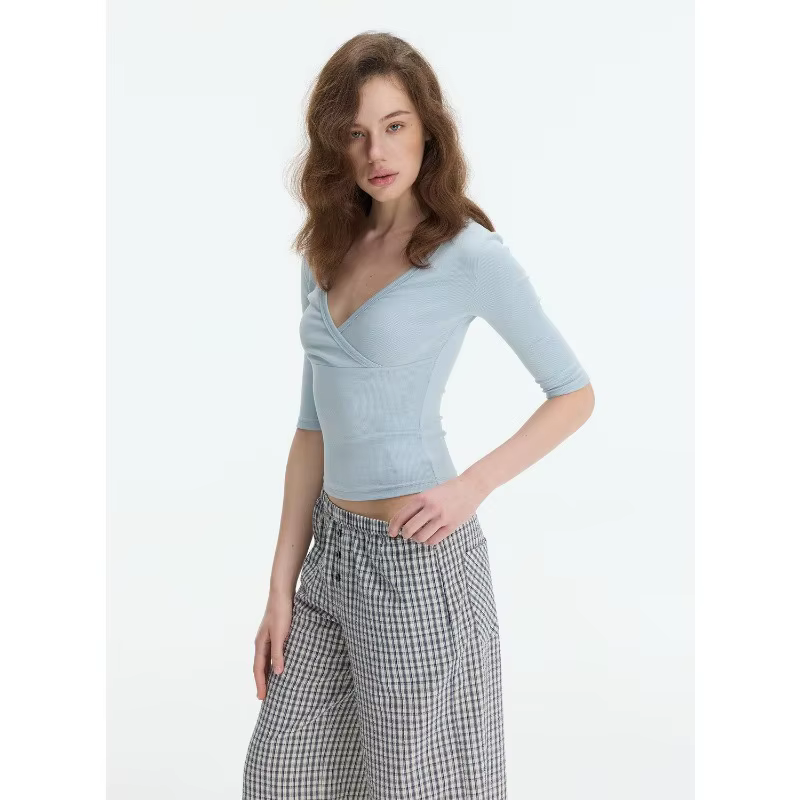 T-shirt côtelé à col en V croisé pour femme