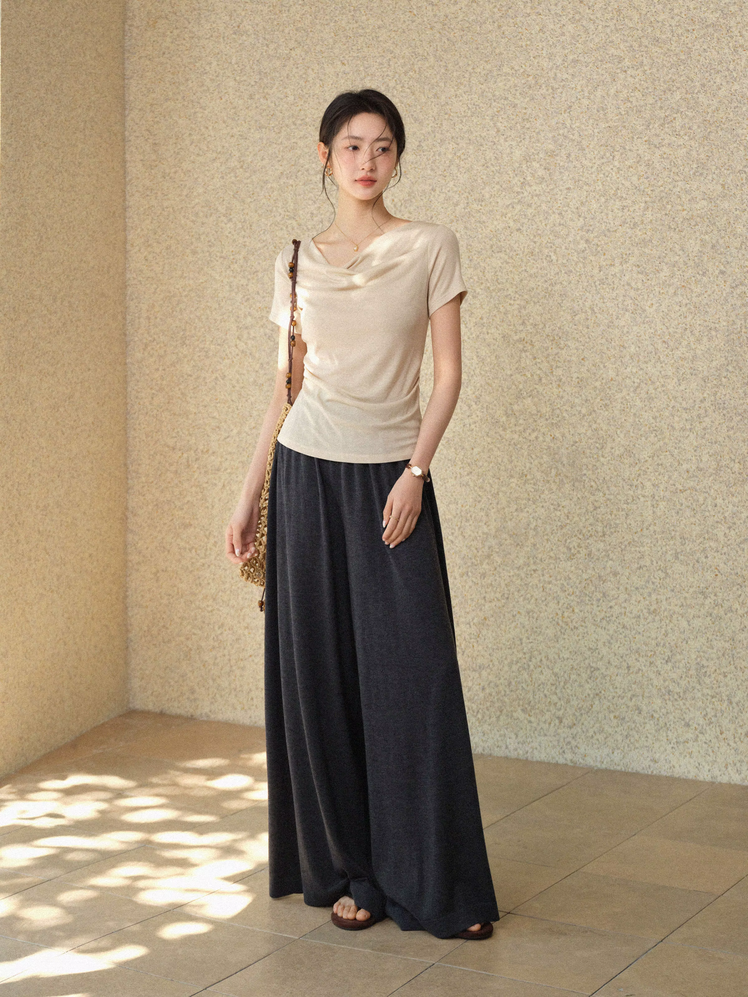 T-shirt drapé à col drapé pour femme