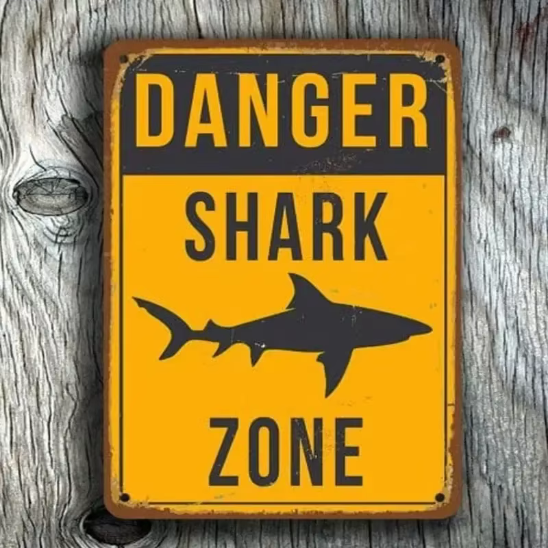 Panneau métallique vintage « DANGER Zone Requin » – Décoration murale nautique rétro – Plaque jaune rustique pour