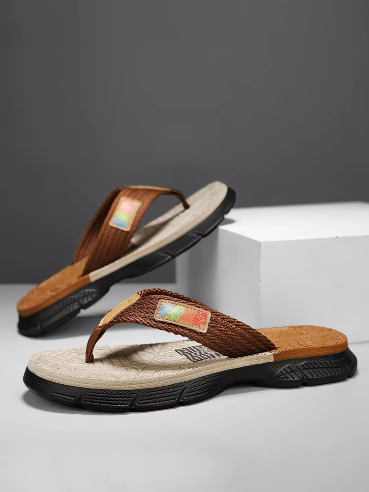 Tongs pour hommes, doté d'une tige tricotée avec une étiquette colorée, une semelle de deux couleurs, simple et élégante, dans un style décontracté