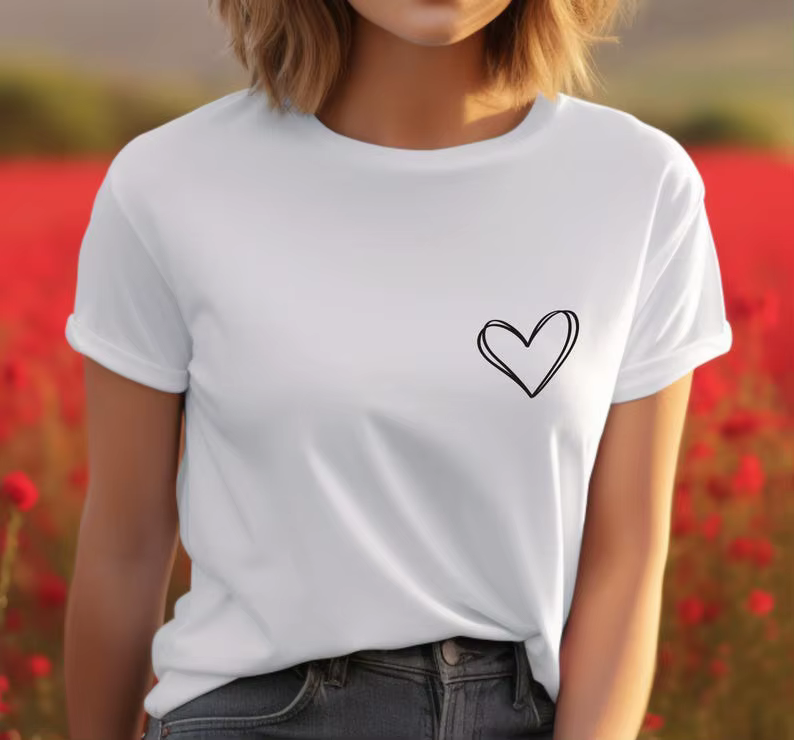Coeur t-shirt poche dessiné à la main mignon
