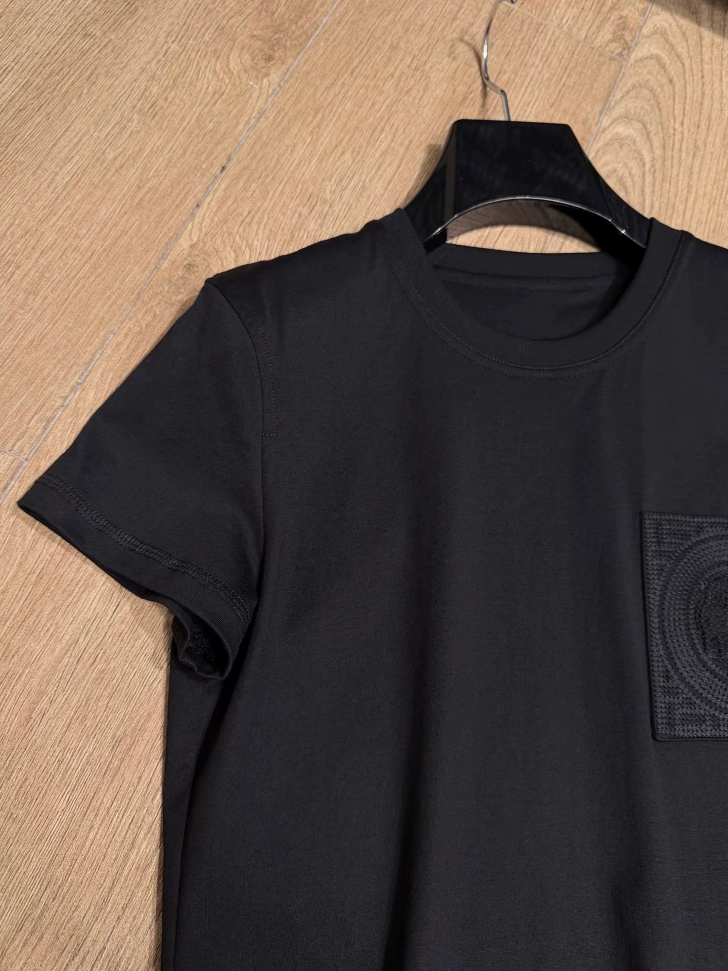 T-shirt Femme Haut de Gamme en Soie Brodé à Manches Courtes avec Poches – Collection Printemps/Été 2026 – Style Décontracté