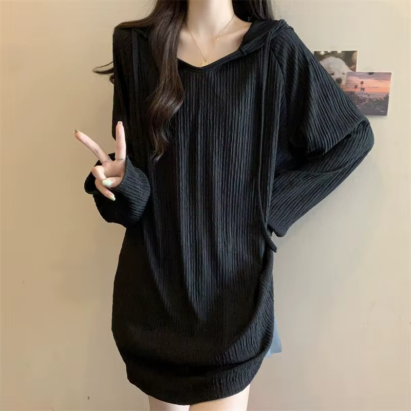 Le T-shirt à capuche et manches longues est un nouveau haut tendance ample et amincissant de style coréen pour les femmes au printemps et en automne