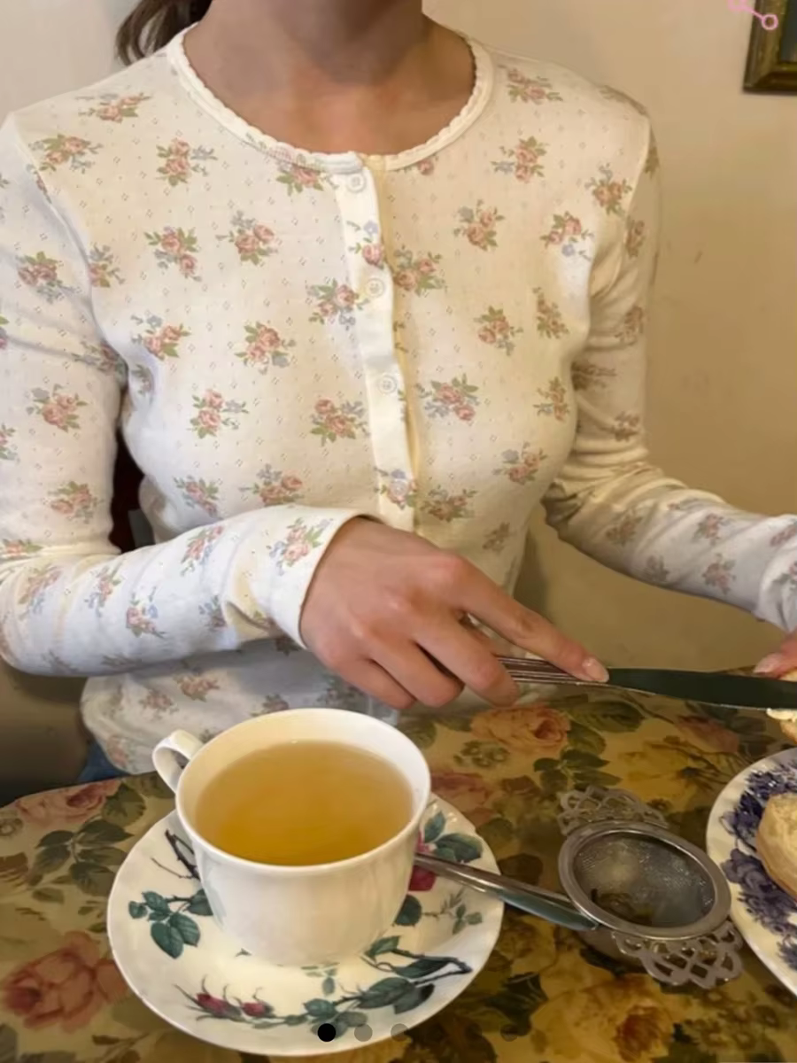 Oeillet imprimé fleuri mince T-shirt femmes Style Preppy col rond simple boutonnage coton à manches longues t-shirts mignon Vintage doux hauts