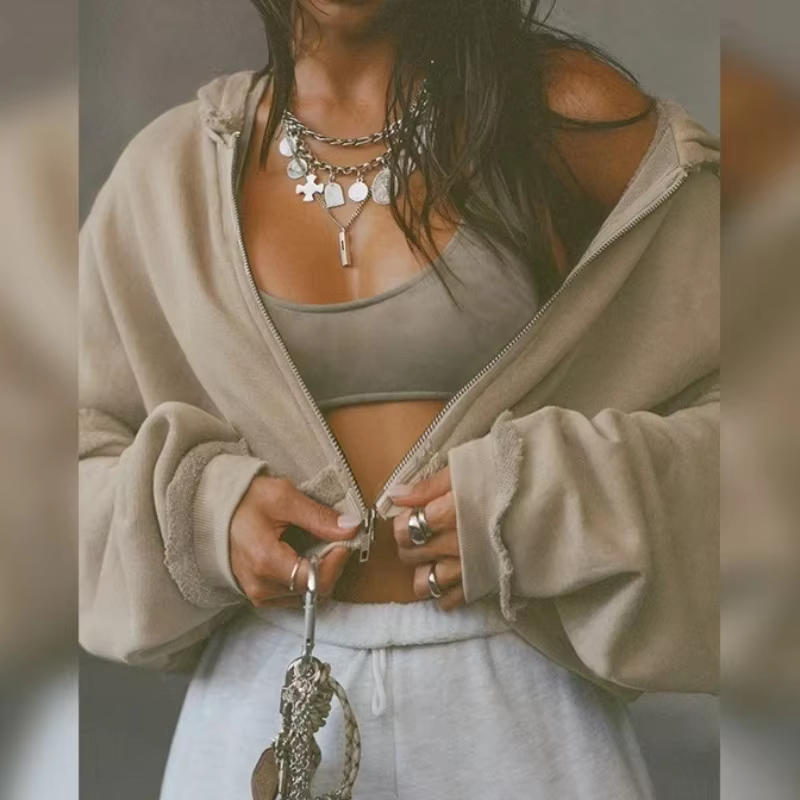 Hoodie court pour femme avec bords effilochés et nombril apparent