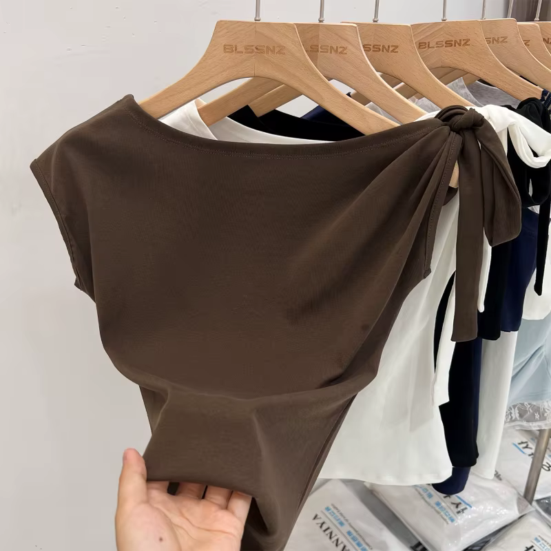 Nouveau T-shirt blanc à manches courtes pour femme, été 2026, avec détail nœud sexy, hauts décontractés et polyvalents pour femme, style coréen, couleur unie