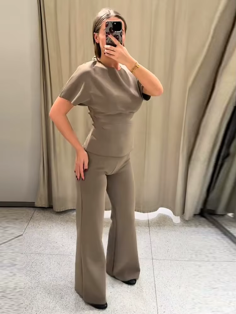 Ensemble deux pièces chic et minimaliste pour femme : haut sans dos à manches courtes et pantalon droit taille haute ajusté – Nouvelle collection Printemps 2026