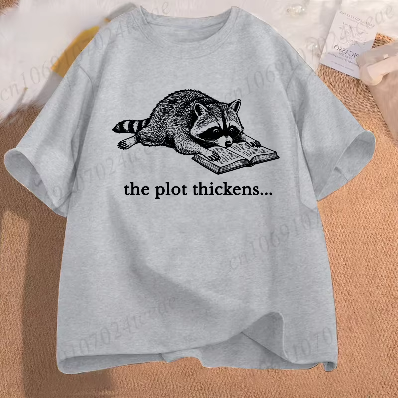 T-shirt graphique Raccoon Bookish – Pour les amoureux des livres et de la littérature – Unisexe – Hommes et Femmes – Manches Courtes – Décontracté – Vintage – Mode Quotidienne